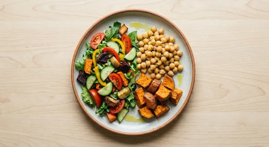Prato montado pela regra de ouro: salada, grão-de-bico e batata-doce — Semana 3